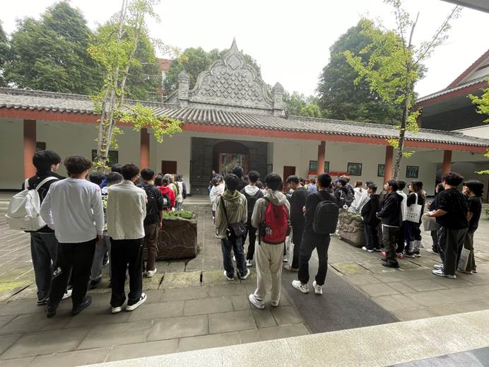 一群人站在建筑外面描述已自动生成