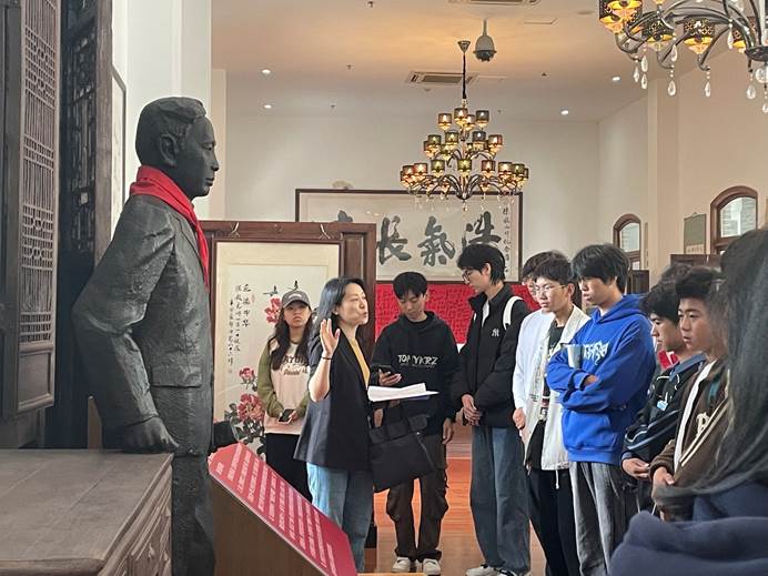 一群人站在台上中度可信度描述已自动生成